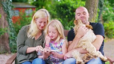 Aile birlikte vakit geçiriyor.