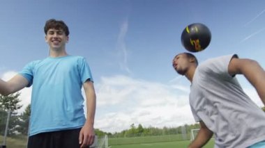 futbol oyuncuları topu gösterilen beceri kontrol