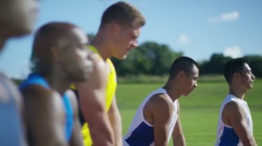 Bir yarıştan önce germe sporcular
