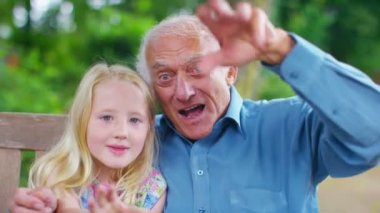  Dede ve torunu görüntülü arama yapma