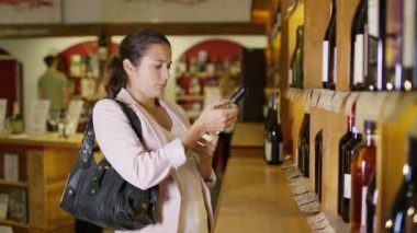 şarap arayan kadın