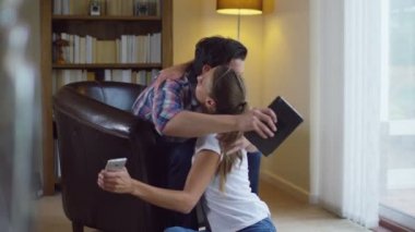 Çift bir telefondan iyi haberleri alın