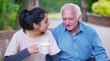 destek görevlisi yaşlı beyefendi ile