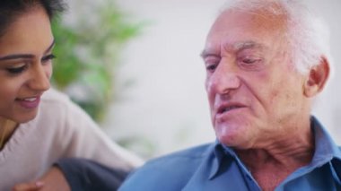 destek görevlisi yaşlı beyefendi ile