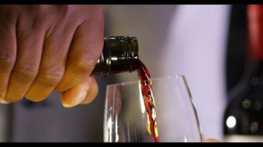 şarap bir bardak içine dökülür varlık