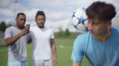 Top becerileri gösterilen futbolcu