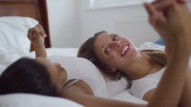 kadın çift yatakta rahatlatıcı