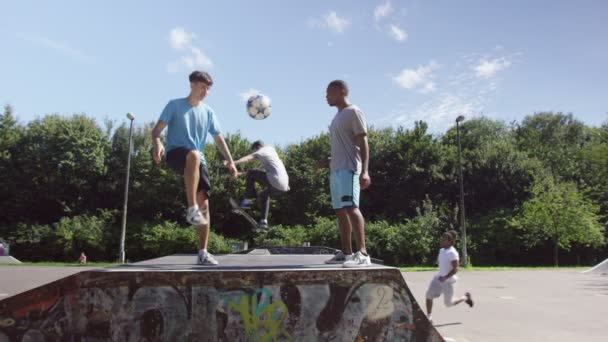 Amigos pasando el rato en el parque de skate — Vídeo de stock