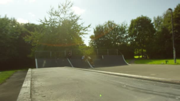 Muž praktikující parkour — Stock video