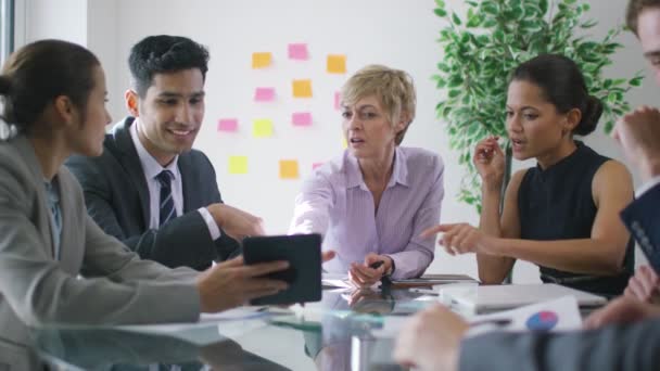 Equipe de negócios brainstorming para ideias — Vídeo de Stock