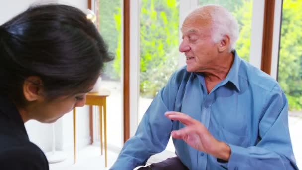 Bărbat în vârstă care vorbește cu consilierul financiar — Videoclip de stoc