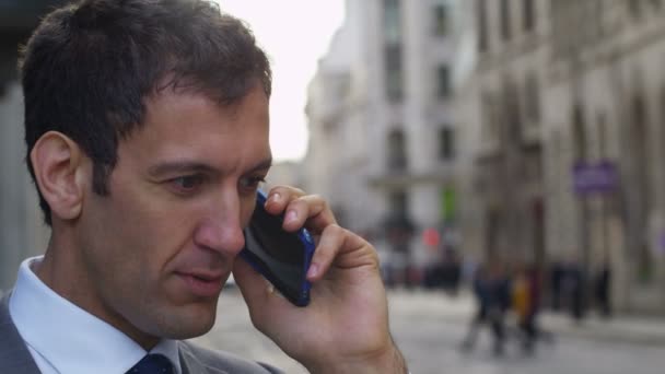 Obchodník mluví na mobilním telefonu — Stock video