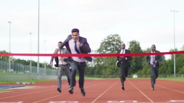 Empresários correndo para a linha de chegada — Vídeo de Stock