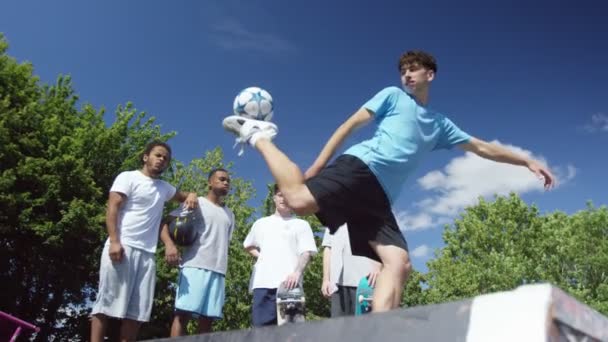 Футболист демонстрирует навыки игры в мяч — стоковое видео