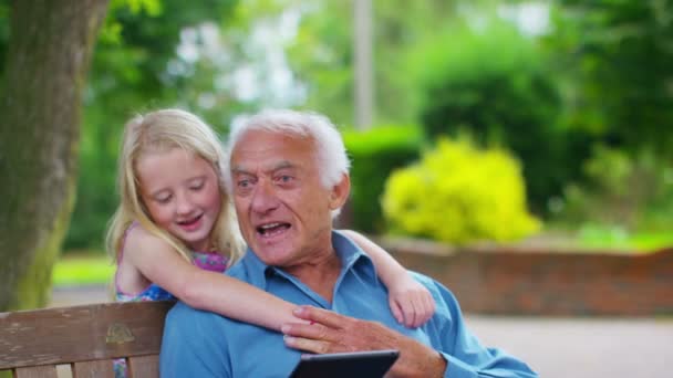 Abuelo y nieta mirando tableta de computadora — Vídeos de Stock