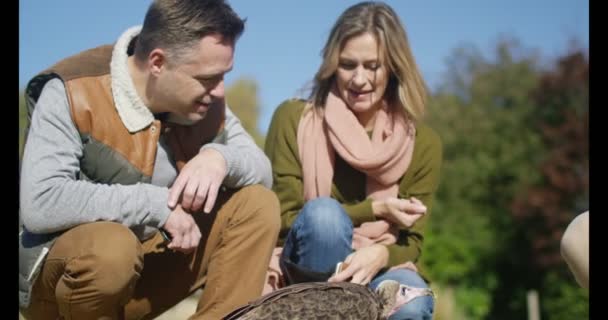 Visitantes aprendiendo sobre un águila calva — Vídeos de Stock