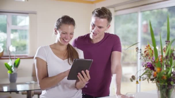 Homem e mulher olhando para tablet computador — Vídeo de Stock