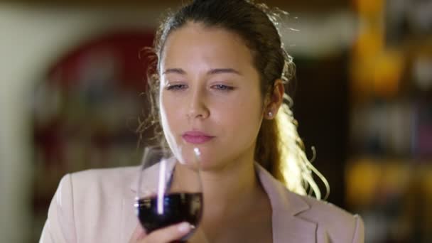 Femme testant la qualité du vin — Video