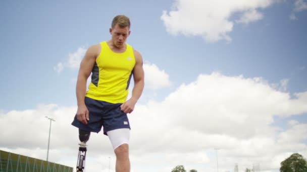 Atleta com perna protética esticando-se — Vídeo de Stock