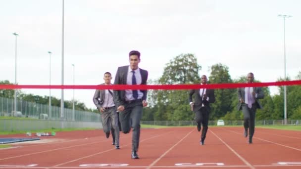 Hommes d'affaires en course vers la ligne d'arrivée — Video