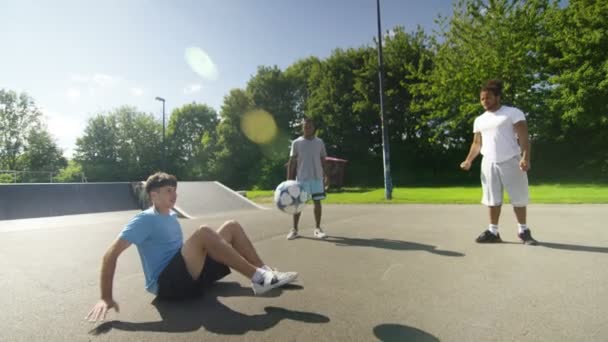 Футболісти, які демонструють навички гри у м'яч — стокове відео