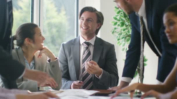 Brainstorming für Geschäftsteams nach Ideen — Stockvideo