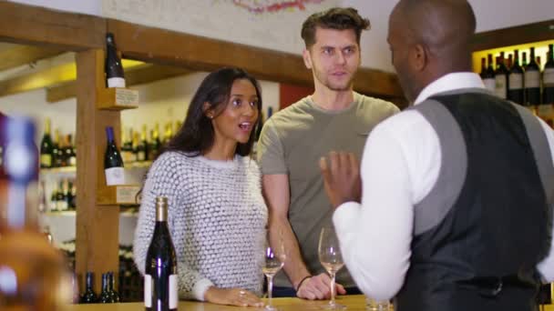 Pareja disfrutando de una sesión de degustación en la tienda de vinos — Vídeo de stock