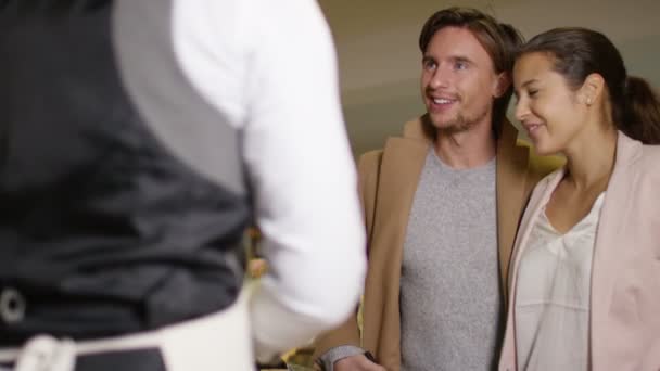 Shopping en couple dans un magasin de vin 