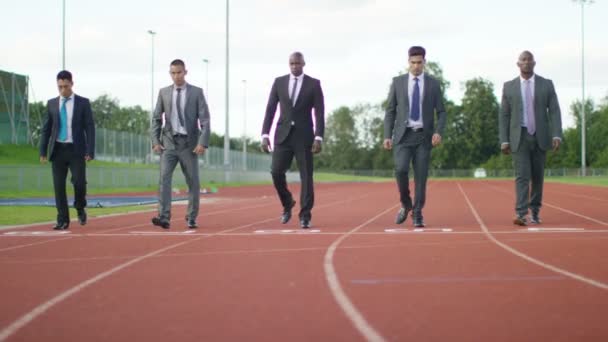 Hommes d'affaires à courir la ligne de piste jusqu'à la ligne de départ — Video