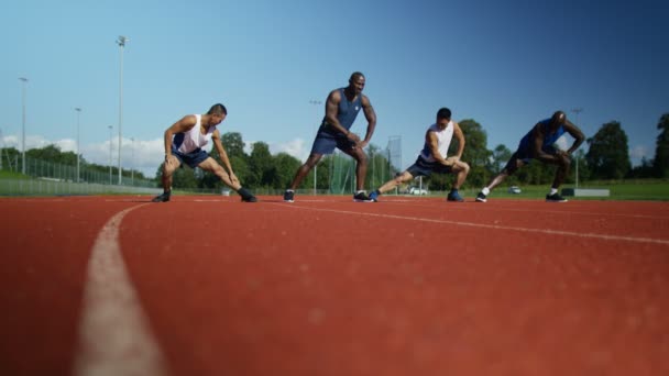 Sportovci, táhnoucí se před závodem — Stock video