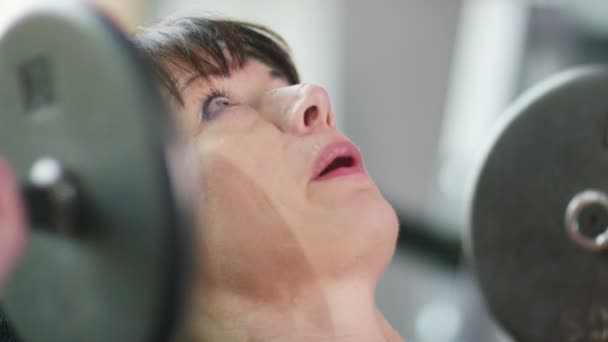 Vrouwelijke gewichtheffer training met vrije gewichten — Stockvideo