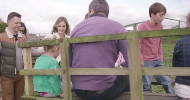 Besucher nehmen Platz für eine Traktorfahrt — Stockvideo