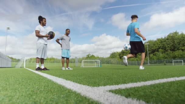 Fotbollspelarna visar upp bollen färdigheter — Stockvideo