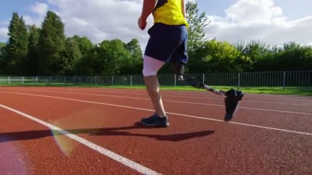 Atleta con gamba protesica in esecuzione — Video Stock