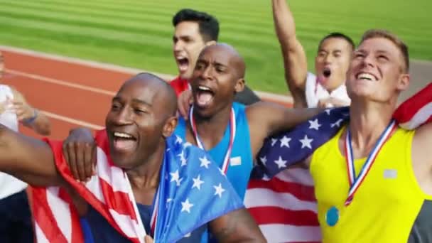 Atletas celebran victoria — Vídeo de stock