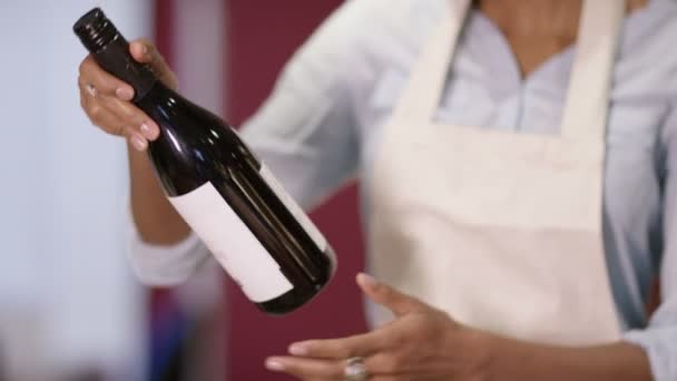 Commerçant dans le magasin de vin — Video