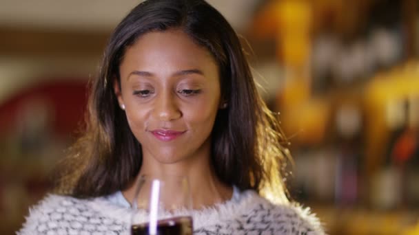 Γυναίκα δοκιμή της ποιότητας του οίνου — Αρχείο Βίντεο