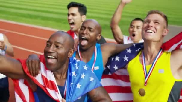 Atletas celebran victoria — Vídeo de stock