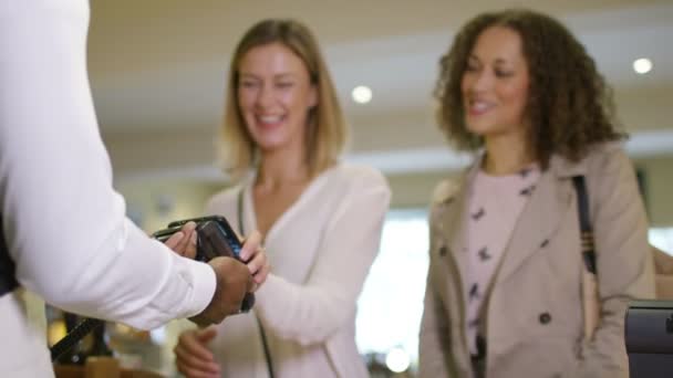 Mujer utiliza un teléfono móvil — Vídeo de stock