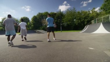 futbol oyuncuları top becerileri gösterilen