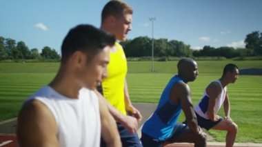 Bir yarıştan önce germe sporcular