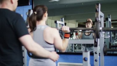 kadın halterci eğitim ağırlıkları ile