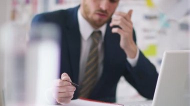 Dizüstü bilgisayarda çalışan iş adamı