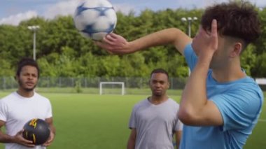 futbol oyuncuları topu gösterilen beceri kontrol