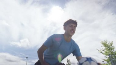 Spor oyuncu topu kontrol becerilerini gösterilen