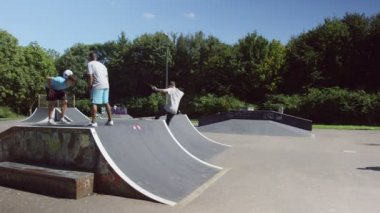 dışarı asılı Skate park adlı arkadaş