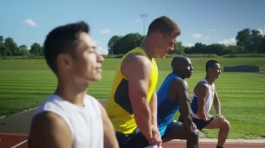 Bir yarıştan önce germe sporcular