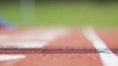 koşucu koşu parkuru üzerinde ayak