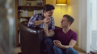 gay çift teknolojisini kullanarak