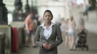 Haber muhabiri canlı kamera için yapmaya